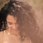 Namita Krishnamurthy Instagram - It’s the season of love apparently ✨♥️ 📸: @sat_narain #curlyhair #namitakrishnamurthy #casualfit #goldenhour #portraitphotography