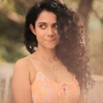 Namita Krishnamurthy Instagram - It’s the season of love apparently ✨♥️ 📸: @sat_narain #curlyhair #namitakrishnamurthy #casualfit #goldenhour #portraitphotography