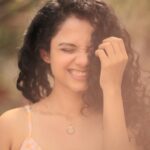 Namita Krishnamurthy Instagram - It’s the season of love apparently ✨♥️ 📸: @sat_narain #curlyhair #namitakrishnamurthy #casualfit #goldenhour #portraitphotography