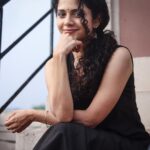 Namita Krishnamurthy Instagram - One rainy evening with @hakunamatata_sai 🌧️🖤 #namitakrishnamurthy #tamilgirl #goldenhourportraits #portraitphotography #curlyhairindia #indiancurlyhair #chennaiinfluencer #nomakeupday