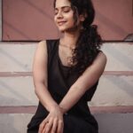 Namita Krishnamurthy Instagram - One rainy evening with @hakunamatata_sai 🌧️🖤 #namitakrishnamurthy #tamilgirl #goldenhourportraits #portraitphotography #curlyhairindia #indiancurlyhair #chennaiinfluencer #nomakeupday