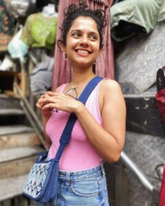 Namita Krishnamurthy Instagram - Went street shopping wearing fully street shopped clothes. 🌞

#thriftbaby #namitakrishnamurthy #weekendmood #streetfit #chennaiinfluencer