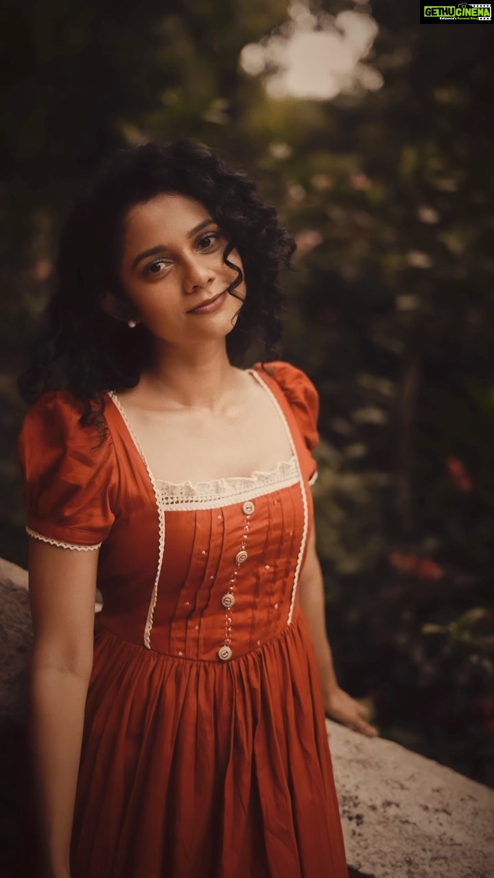 Namita Krishnamurthy Instagram - Vintage dream 🤎 Outfit by @retro_fashionhub 📸 @karthikha_photography #namitakrishnamurthy #vintagefashion #karthikha_photography #reelsinstagram #tamilactress #curlyhair #curlycommunity #curlyhairstyles #curlyindianhair #retroaesthetic #cottagecoreaesthetic