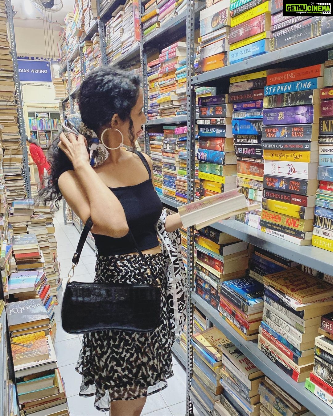 Namita Krishnamurthy Instagram - Picked up 5 books on my bi-annual Blossoms visit, including this copy of “All Over Creation” by Ruth Ozeki. What are you guys reading now? 💜 📸: @linatomp_ #namitakrishnamurthy #curlygirl #nomakeupday #tamilactress #bookstagram #readersofinstagram