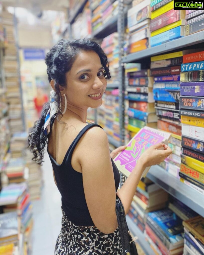 Namita Krishnamurthy Instagram - Picked up 5 books on my bi-annual Blossoms visit, including this copy of “All Over Creation” by Ruth Ozeki. What are you guys reading now? 💜 📸: @linatomp_ #namitakrishnamurthy #curlygirl #nomakeupday #tamilactress #bookstagram #readersofinstagram