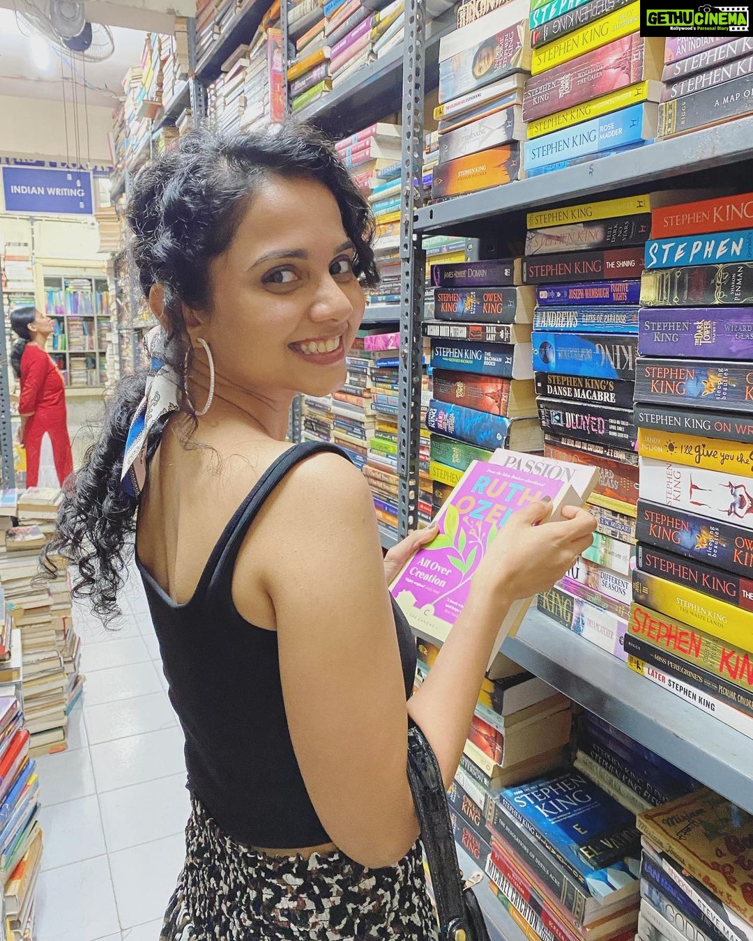 Namita Krishnamurthy Instagram - Picked up 5 books on my bi-annual Blossoms visit, including this copy of “All Over Creation” by Ruth Ozeki. What are you guys reading now? 💜 📸: @linatomp_ #namitakrishnamurthy #curlygirl #nomakeupday #tamilactress #bookstagram #readersofinstagram