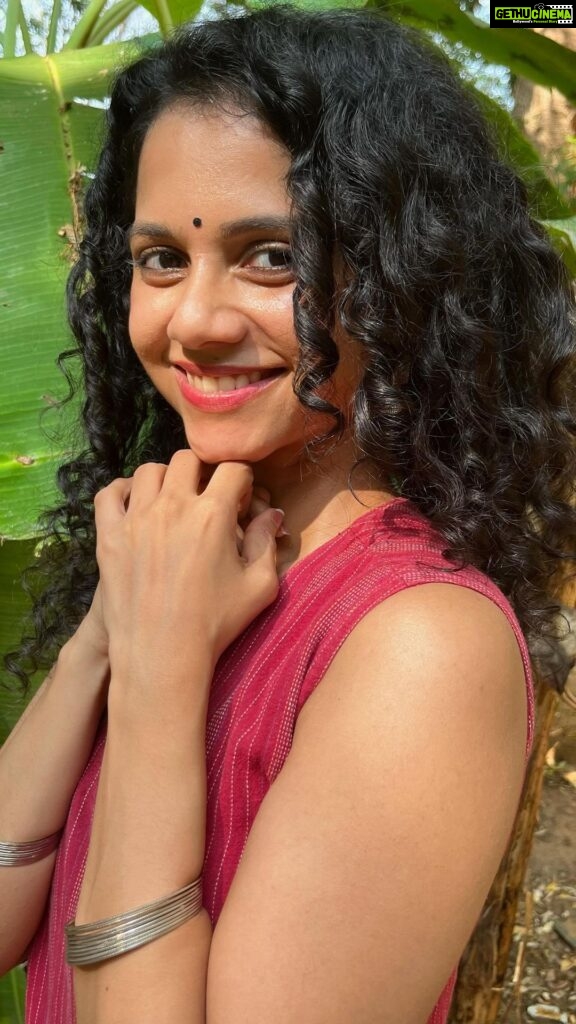 Namita Krishnamurthy Instagram - Just me in my natural habitat ♥️ 📸 @raeshhhhhh #namitakrishnamurthy #curlyhair #indiancurlyhair #tamilactress #trendingreels #traditionalwear #indianwear