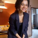 Namita Krishnamurthy Instagram – Wear one half cute outfit and make 20 reels out of it? Ew cringe, guilty. Send likes if you like my house 🥰

Blazer thrifted from @cookiecrumblefinds 🌿
Earrings from Colaba 💖

#outfitoftheday #bossbabe #fakeittillyoumakeit #namitakrishnamurthy #blazerdress #thriftedstyle