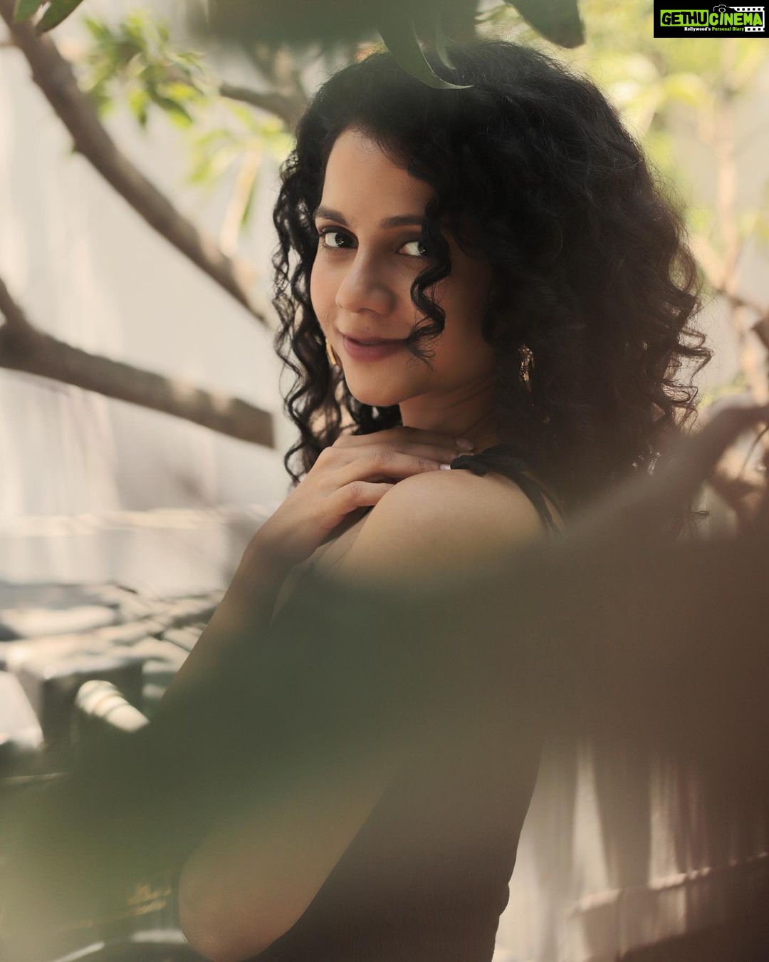 Namita Krishnamurthy Instagram - Just trying to get your attention 🖤 📸: @sat_narain #curlyhair #curlyqueen #namitakrishnamurthy #tamilactress #cuteindiangirl #portraitsindia #curlygirlmethod #curlscurlscurls Chennai, India