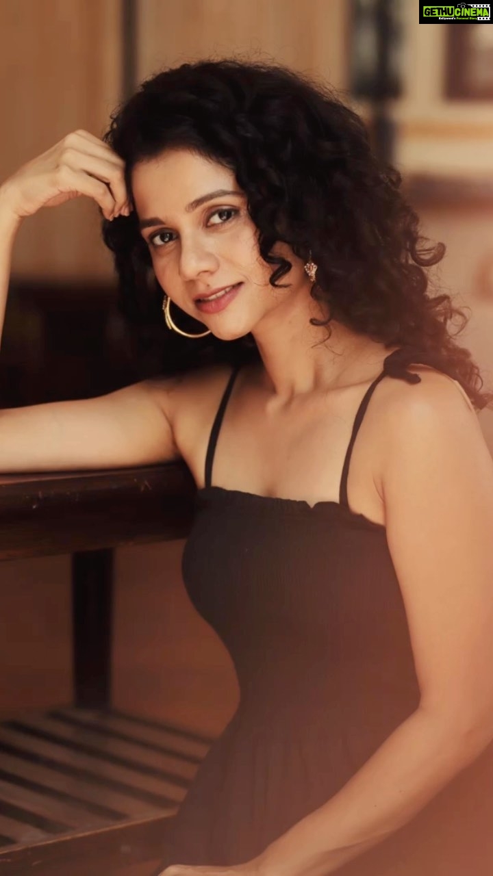 Namita Krishnamurthy Instagram - Too many pictures where I have the same pose so reeled it in with a reel 🖤 #namitakrishnamurthy #explorepage #tamilactress #tamilreels #curlygirlindia #indiancurlyhair #malayaliactress #portraitphotography #chennaiinfluencer