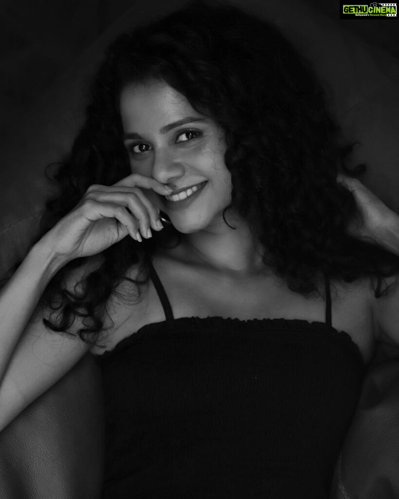 Namita Krishnamurthy Instagram - Care to indulge in a little black and white romance with me? 🖤 📸: @sat_narain #portraitphotography #blackandwhitephotography #namitakrishnamurthy #photodaily #portrait_perfection #chennaiinfluencer #curlycommunity Backyard