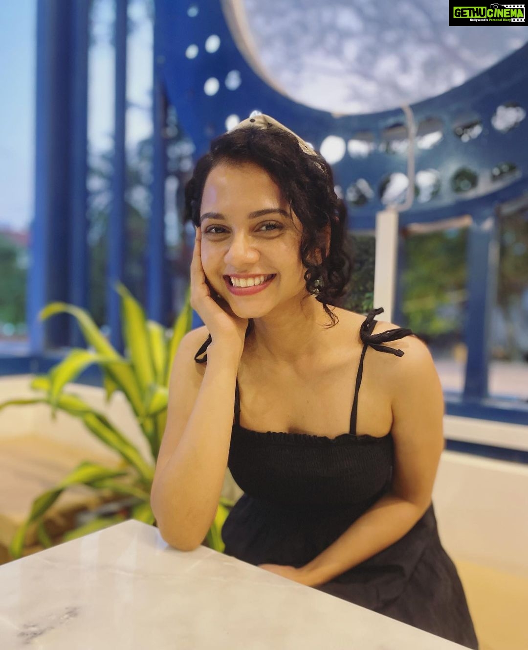 Namita Krishnamurthy Instagram - Konjam coffee konjam trauma-sharing with @mrithulachetlur 🫠♥️ 📸: @mrithulachetlur #namitakrishnamurthy #curlyhairstyles #outfitoftheday #coffeedate #chennaiinfluencer #explorepage #fyp