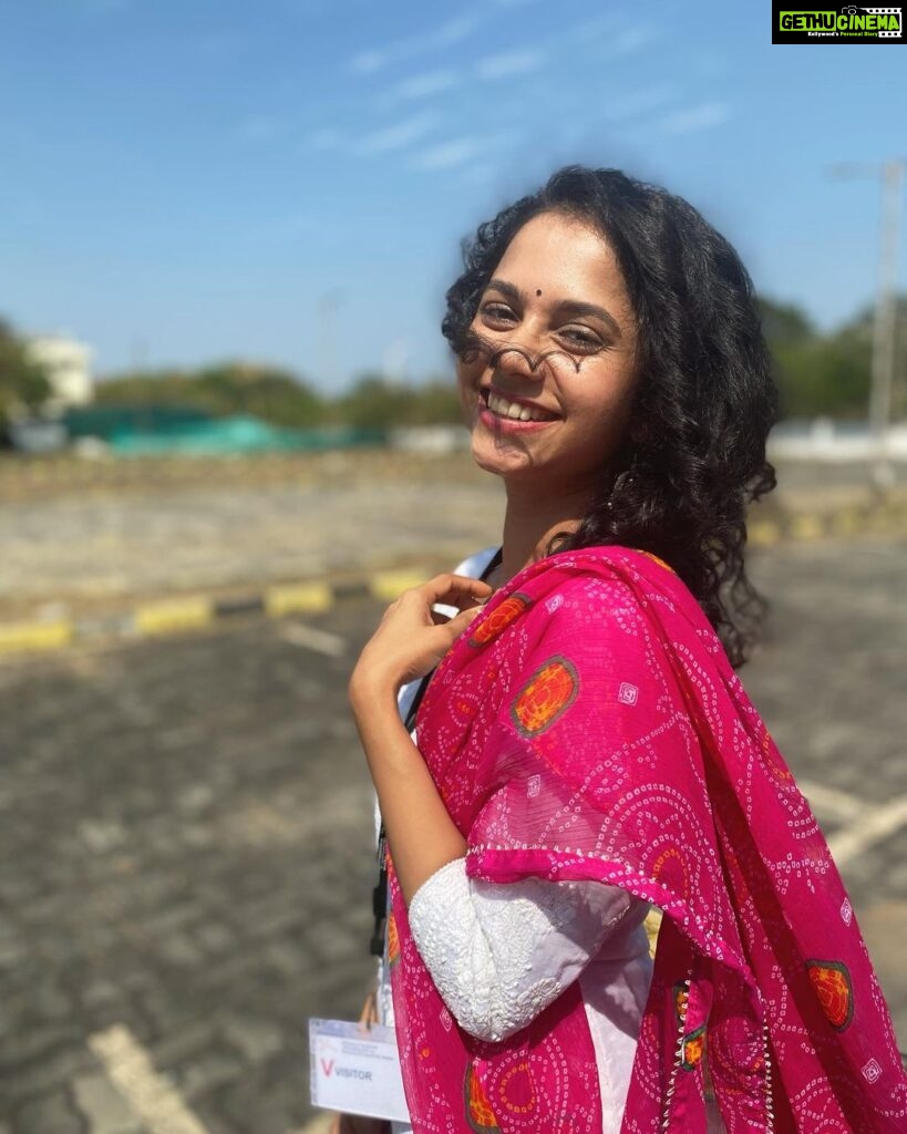 Namita Krishnamurthy Instagram - Pov: I’m your college/office crush 😻 Drop your best pickup line ✨ #curlyhairstyle #tamilgirls #feelingpretty #hairinthewind #namitakrishnamurthy Chennai, India