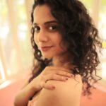 Namita Krishnamurthy Instagram - soft girl era ✨ 📸: @sat_narain #softgirl #nomakeuplook #cuteaesthetic #curlyhaircommunity #namitakrishnamurthy #tamilactress