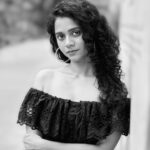 Namita Krishnamurthy Instagram - Wednesday Addams Pondy bazaar version 🫠 Thank you @deran_photography 🖤 #namitakrishnamurthy #curlyhair #tamilactresses #outfitoftheday #chennaiblogger