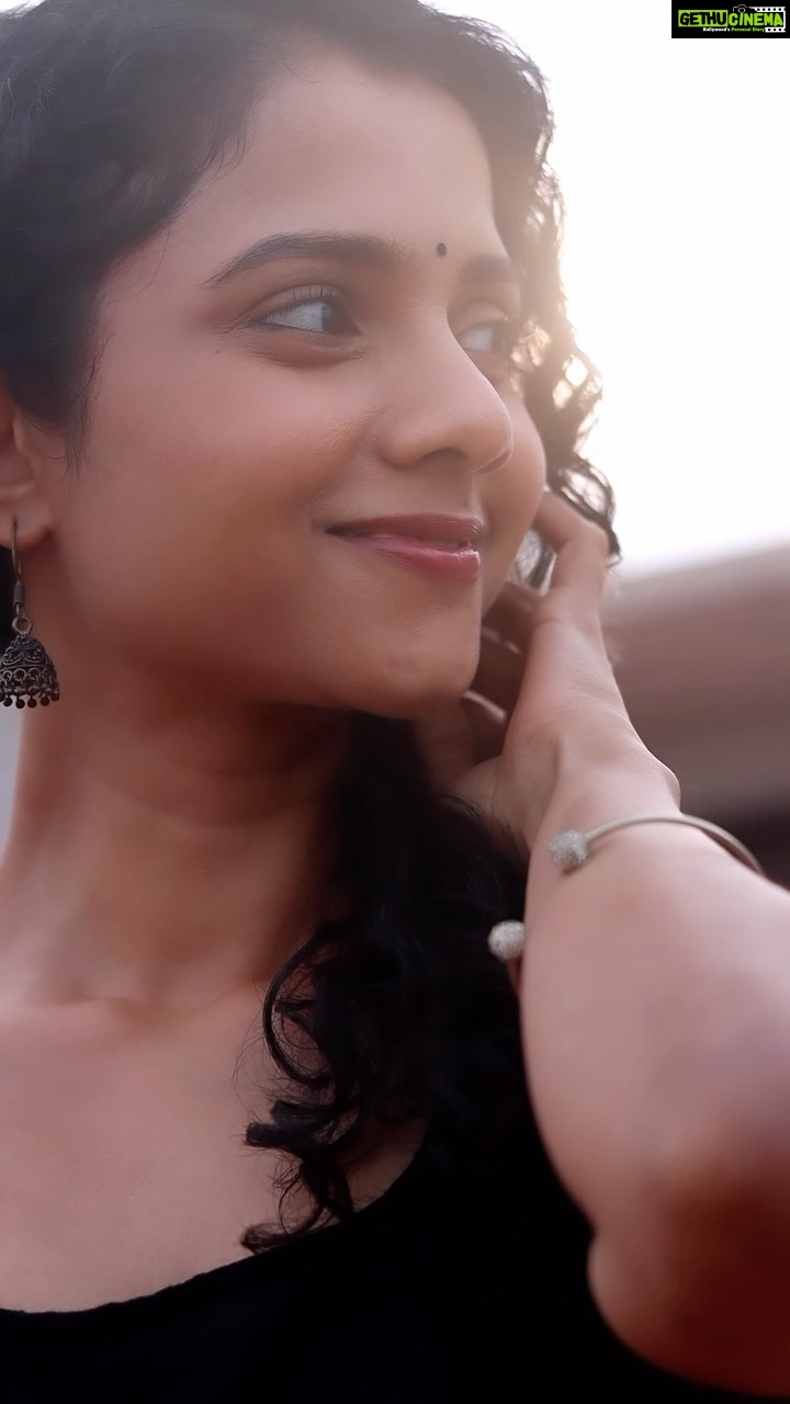 Namita Krishnamurthy Instagram - Counting my blessings even on a rainy day ๐ง๏ธ ๐ธ: @hakunamatata_sai #namitakrishnamurthy #chennaigirls #curlyhairinfluencer #curlyhaircommunity #traditionallook #feelinggrateful Chennai, India