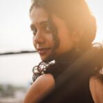 Namita Krishnamurthy Instagram - One rainy evening with @hakunamatata_sai 🌧️🖤 #namitakrishnamurthy #tamilgirl #goldenhourportraits #portraitphotography #curlyhairindia #indiancurlyhair #chennaiinfluencer #nomakeupday