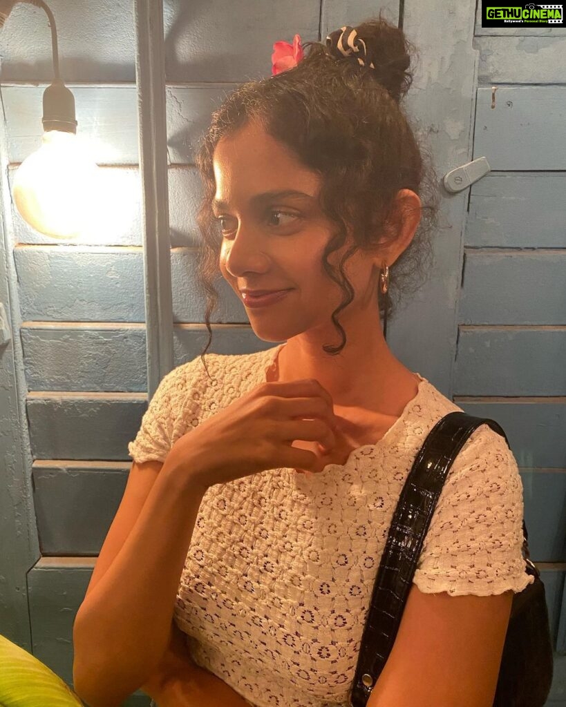 Namita Krishnamurthy Instagram - Screw main character energy, just gimme dainty flower girl in the pizzeria energy 🌸 Top thrifted from @daisiebeestore 🐝 #flowersinmyhair #curlyhairdontcare #rainyday Nolita Pizzeria