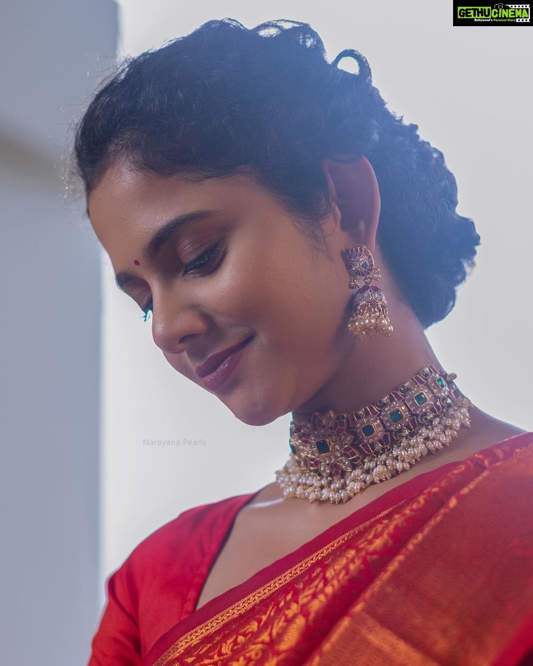 Namita Krishnamurthy Instagram - Hey you, happy Pongal 🥰♥️ Saree: @licto_wears Jewelry: @narayanapearls MUAH: @bg_maquillage #sareelove #traditionallook #tamilgirl #pongalwishes #silksarees #indianjewelry #namitakrishnamurthy #indianwedding #sareeaddict #curlybeauties Chennai, India