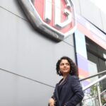 Namita Krishnamurthy Instagram - TIL there’s an entire sub-genre of tumblr feminism dedicated to “girlfailures” - the opposite of girlbosses - for those who identify as an absolute loser of a female character. All this is to say, I am terrified, can we all collectively cancel the Internet, and not make Fleabag our holy feminist icon. So here’s a picture of me channeling my #girlboss I guess, because it’s slightly less infuriating than #girlfailure 💖 Blazer: @cookiecrumblefinds Shoes: @yourdream_thrift 📸 @sat_narain #namitakrishnamurthy #curlyhaircommunity #outfitoftheday #thriftedfashion #bosslady
