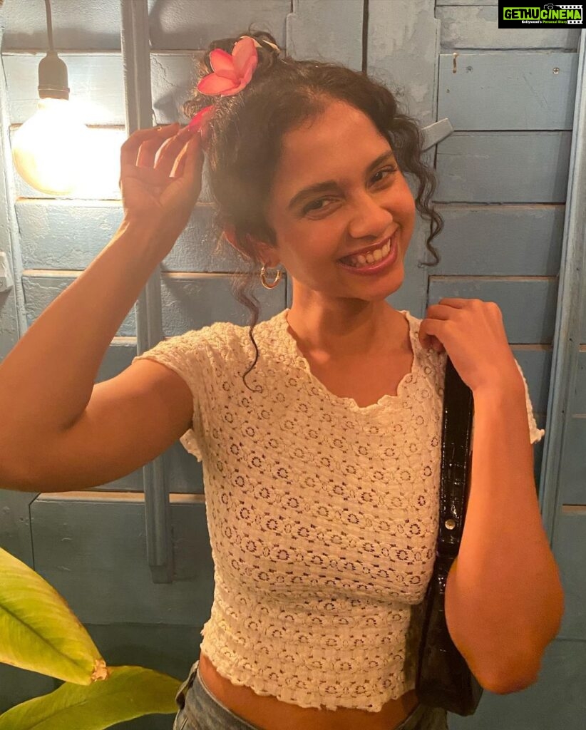 Namita Krishnamurthy Instagram - Screw main character energy, just gimme dainty flower girl in the pizzeria energy 🌸 Top thrifted from @daisiebeestore 🐝 #flowersinmyhair #curlyhairdontcare #rainyday Nolita Pizzeria
