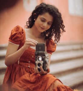 Namita Krishnamurthy Instagram - Cottagecore princess era 🌻

👗: @retro_fashionhub 
📸: @karthikha_photography 

#namitakrishnamurthy #vintageaesthetic #cottagecore #curlyhaircare