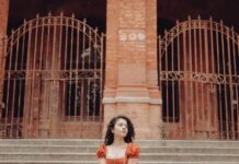 Namita Krishnamurthy Instagram - Cottagecore princess era 🌻 👗: @retro_fashionhub 📸: @karthikha_photography #namitakrishnamurthy #vintageaesthetic #cottagecore #curlyhaircare