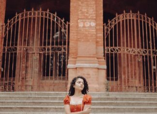 Namita Krishnamurthy Instagram - Cottagecore princess era 🌻 👗: @retro_fashionhub 📸: @karthikha_photography #namitakrishnamurthy #vintageaesthetic #cottagecore #curlyhaircare