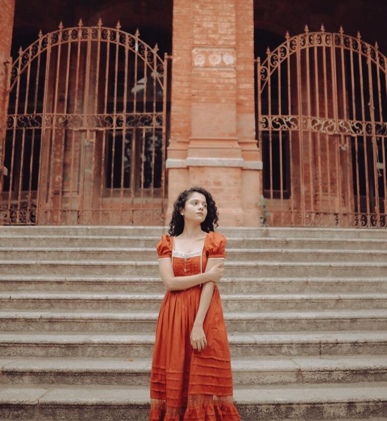 Namita Krishnamurthy Instagram - Cottagecore princess era 🌻 👗: @retro_fashionhub 📸: @karthikha_photography #namitakrishnamurthy #vintageaesthetic #cottagecore #curlyhaircare
