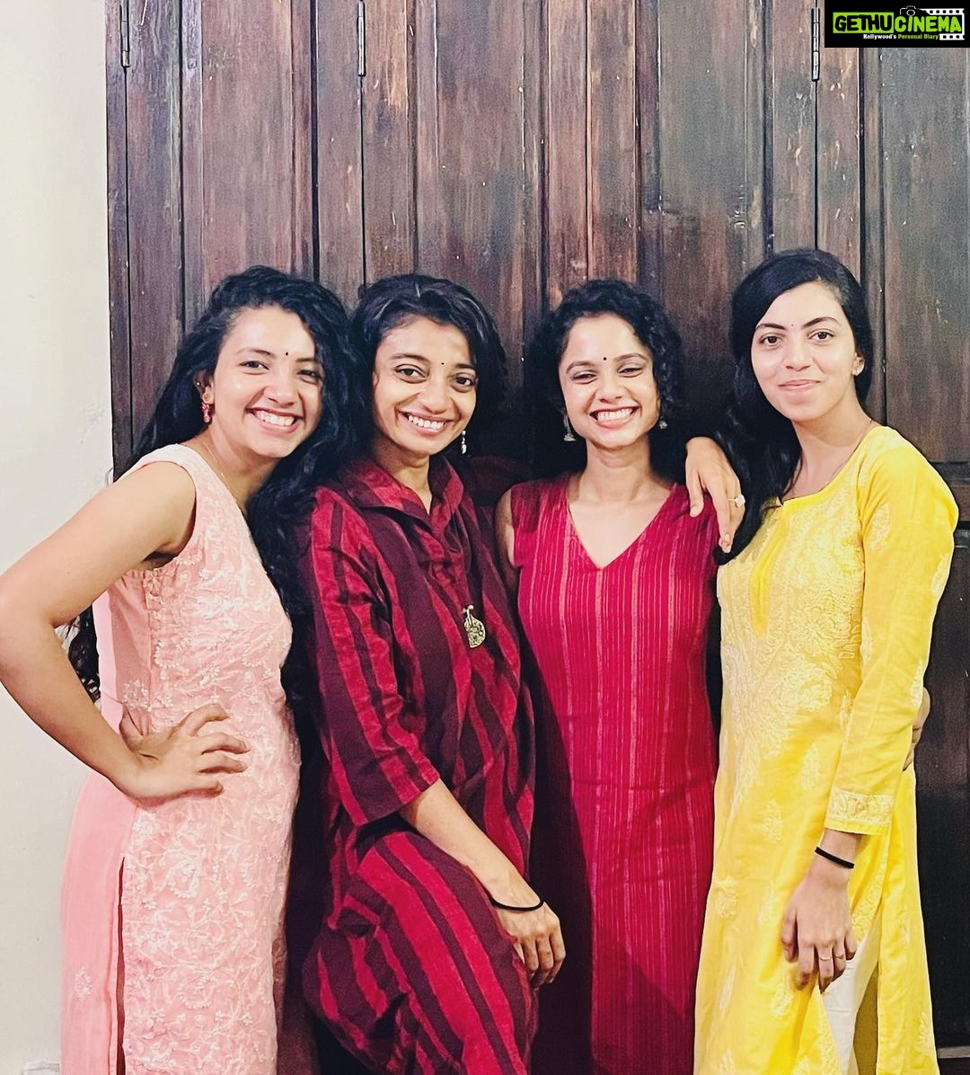 Namita Krishnamurthy Instagram - A post to honour my cuteness and the cuteness of my cousins and our combined cuteness >>> @raeshhhhhh @premasankarkanaka @aashritha_sarma #curlyhair #namitakrishnamurthy #familytime #weekendgetaway
