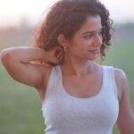 Namita Krishnamurthy Instagram - pov: you’re getting a cup of tea with me in the balcony on a lazy Sunday evening 💕 MUA: @mild.tones 📸 @theportraitstudio_tps #namitakrishnamurthy #curlyhair #behindthescenes #curlycommunity #lounging #workingstills #unedited #noodlesmanda #candidphoto Chennai, India
