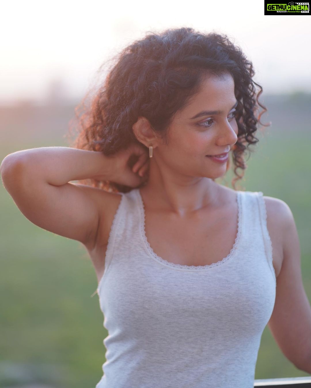 Namita Krishnamurthy Instagram - pov: you’re getting a cup of tea with me in the balcony on a lazy Sunday evening 💕 MUA: @mild.tones 📸 @theportraitstudio_tps #namitakrishnamurthy #curlyhair #behindthescenes #curlycommunity #lounging #workingstills #unedited #noodlesmanda #candidphoto Chennai, India