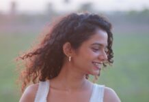 Namita Krishnamurthy Instagram - pov: you’re getting a cup of tea with me in the balcony on a lazy Sunday evening 💕 MUA: @mild.tones 📸 @theportraitstudio_tps #namitakrishnamurthy #curlyhair #behindthescenes #curlycommunity #lounging #workingstills #unedited #noodlesmanda #candidphoto Chennai, India