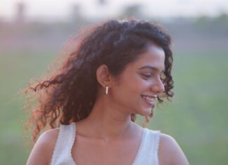 Namita Krishnamurthy Instagram - pov: you’re getting a cup of tea with me in the balcony on a lazy Sunday evening 💕 MUA: @mild.tones 📸 @theportraitstudio_tps #namitakrishnamurthy #curlyhair #behindthescenes #curlycommunity #lounging #workingstills #unedited #noodlesmanda #candidphoto Chennai, India