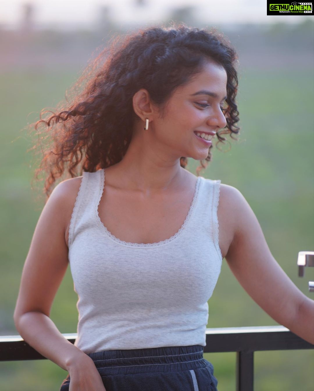 Namita Krishnamurthy Instagram - pov: you’re getting a cup of tea with me in the balcony on a lazy Sunday evening 💕 MUA: @mild.tones 📸 @theportraitstudio_tps #namitakrishnamurthy #curlyhair #behindthescenes #curlycommunity #lounging #workingstills #unedited #noodlesmanda #candidphoto Chennai, India