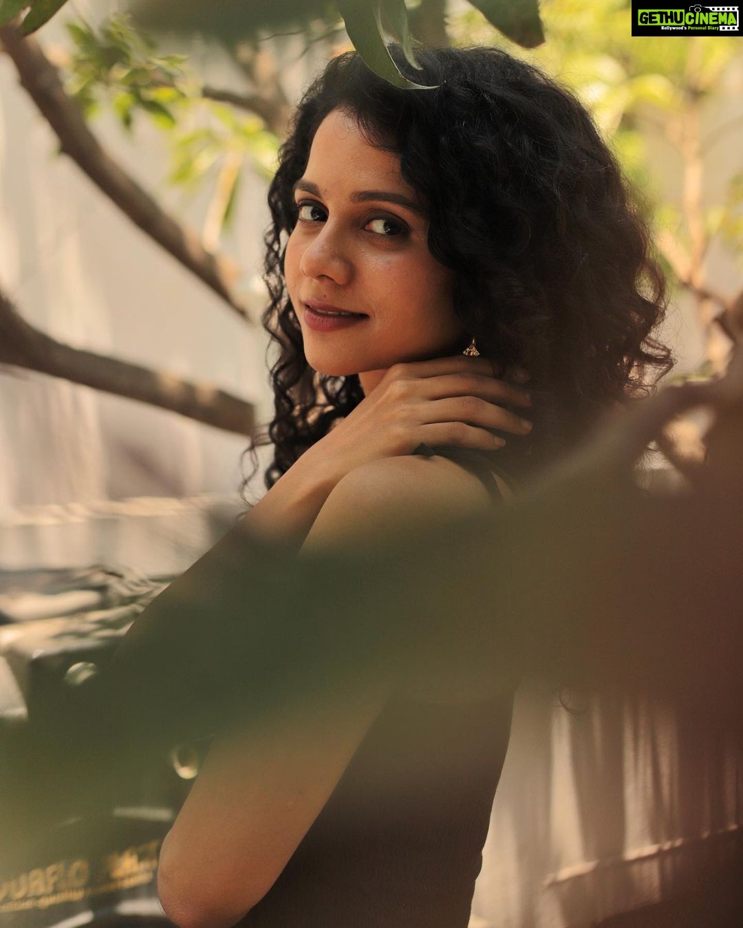 Namita Krishnamurthy Instagram - Just trying to get your attention 🖤 📸: @sat_narain #curlyhair #curlyqueen #namitakrishnamurthy #tamilactress #cuteindiangirl #portraitsindia #curlygirlmethod #curlscurlscurls Chennai, India