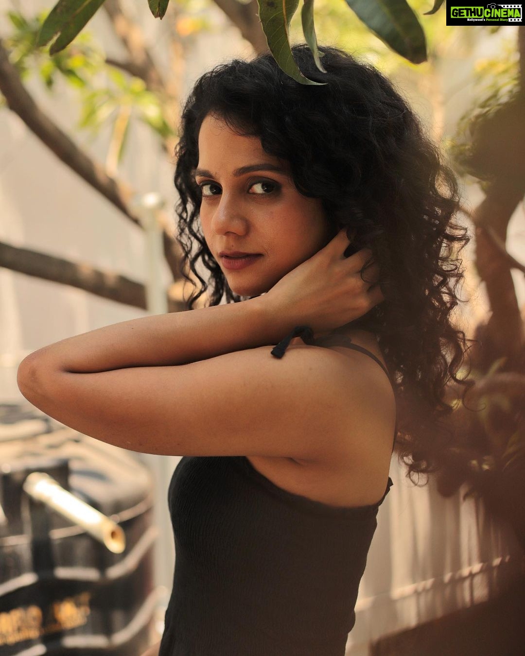 Namita Krishnamurthy Instagram - Just trying to get your attention 🖤 📸: @sat_narain #curlyhair #curlyqueen #namitakrishnamurthy #tamilactress #cuteindiangirl #portraitsindia #curlygirlmethod #curlscurlscurls Chennai, India