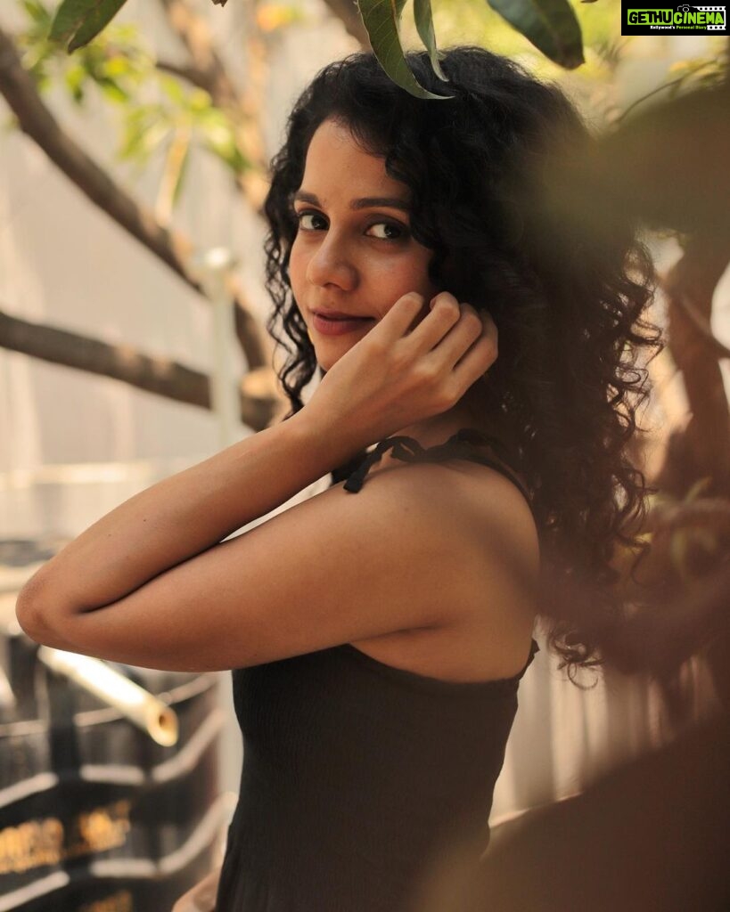 Namita Krishnamurthy Instagram - Just trying to get your attention 🖤 📸: @sat_narain #curlyhair #curlyqueen #namitakrishnamurthy #tamilactress #cuteindiangirl #portraitsindia #curlygirlmethod #curlscurlscurls Chennai, India