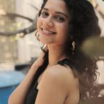 Namita Krishnamurthy Instagram - Just trying to get your attention 🖤 📸: @sat_narain #curlyhair #curlyqueen #namitakrishnamurthy #tamilactress #cuteindiangirl #portraitsindia #curlygirlmethod #curlscurlscurls Chennai, India