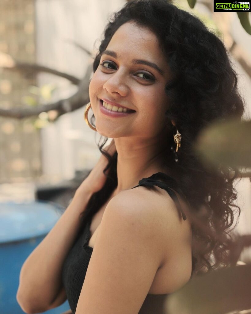 Namita Krishnamurthy Instagram - Just trying to get your attention 🖤 📸: @sat_narain #curlyhair #curlyqueen #namitakrishnamurthy #tamilactress #cuteindiangirl #portraitsindia #curlygirlmethod #curlscurlscurls Chennai, India