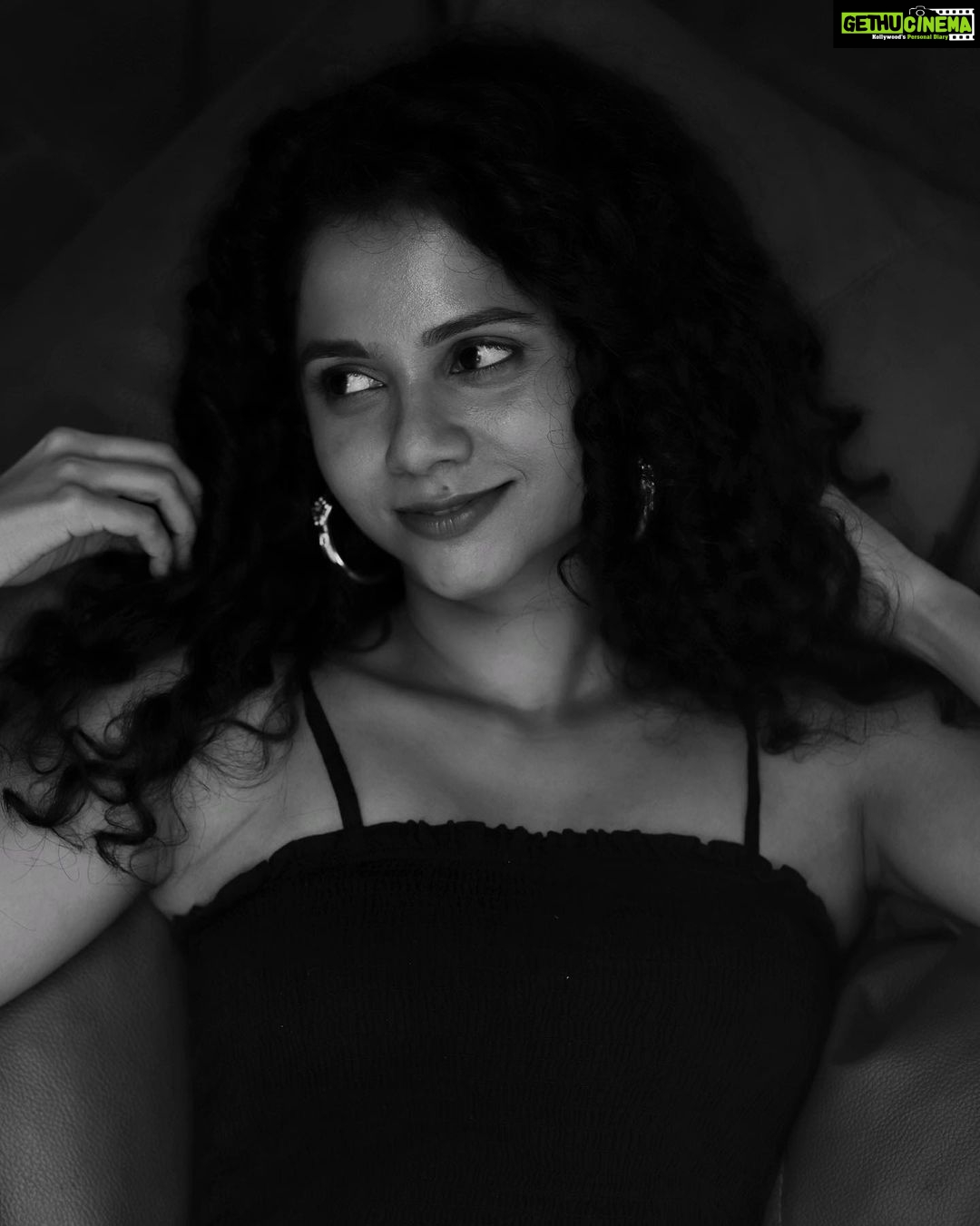 Namita Krishnamurthy Instagram - Care to indulge in a little black and white romance with me? 🖤 📸: @sat_narain #portraitphotography #blackandwhitephotography #namitakrishnamurthy #photodaily #portrait_perfection #chennaiinfluencer #curlycommunity Backyard