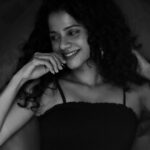Namita Krishnamurthy Instagram - Care to indulge in a little black and white romance with me? 🖤 📸: @sat_narain #portraitphotography #blackandwhitephotography #namitakrishnamurthy #photodaily #portrait_perfection #chennaiinfluencer #curlycommunity Backyard