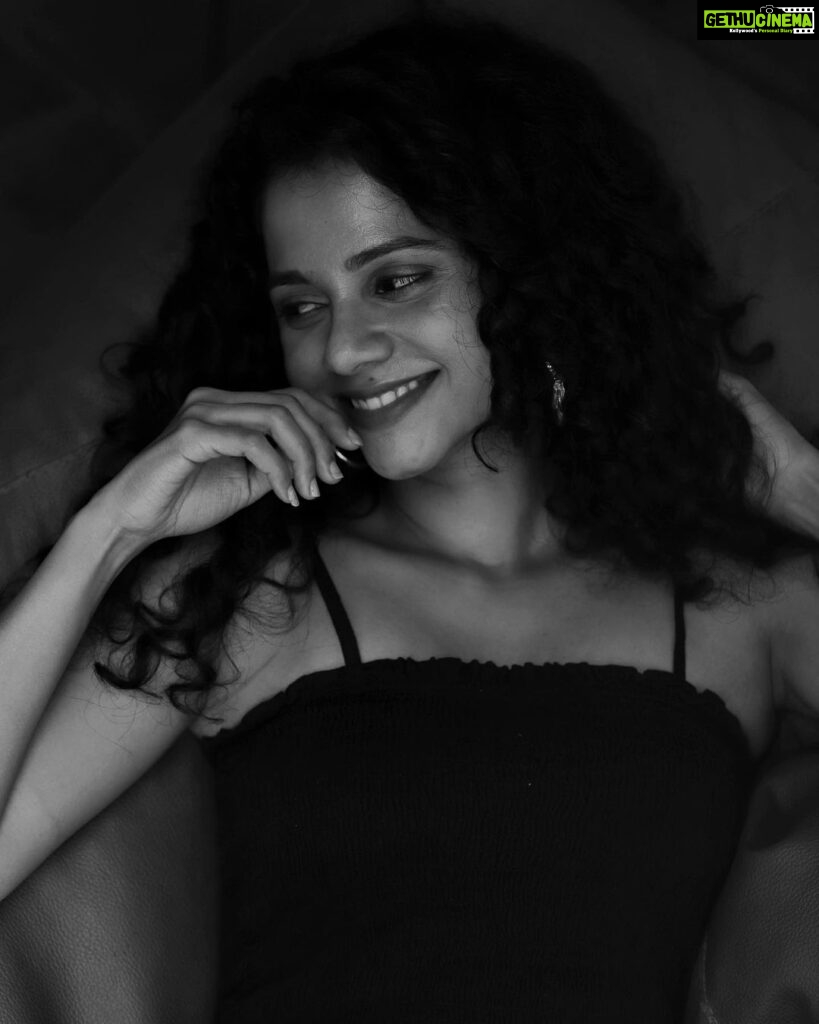 Namita Krishnamurthy Instagram - Care to indulge in a little black and white romance with me? 🖤 📸: @sat_narain #portraitphotography #blackandwhitephotography #namitakrishnamurthy #photodaily #portrait_perfection #chennaiinfluencer #curlycommunity Backyard