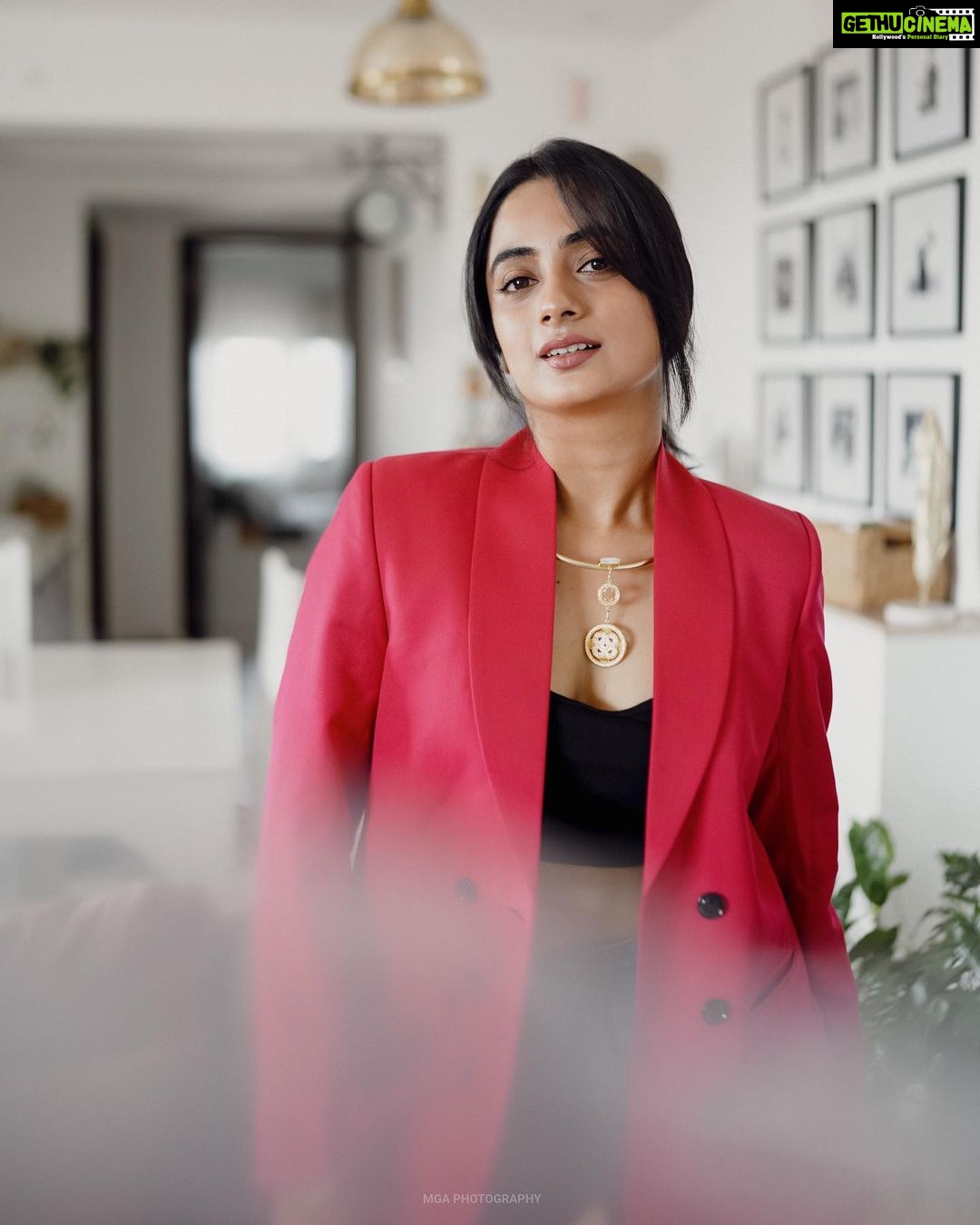 Namitha Pramod Instagram - Does my sparkle burn your eyes😬 Swipe right 😝 📷: @merin__georg Styled by : @rashmimuraleedharan Wearing: @queue_design_studio💫 Neck piece : @amorettestore.in 🌙 #instagram #picoftheday #fashionista #portraitphotography #happiness #she Home