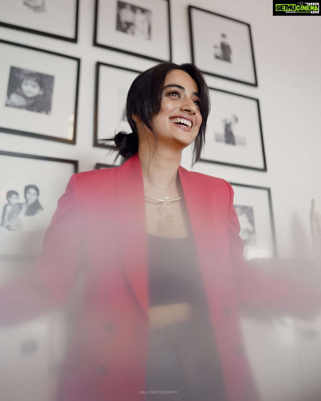 Namitha Pramod Instagram - Does my sparkle burn your eyes😬 Swipe right 😝 📷: @merin__georg Styled by : @rashmimuraleedharan Wearing: @queue_design_studio💫 Neck piece : @amorettestore.in 🌙 #instagram #picoftheday #fashionista #portraitphotography #happiness #she Home