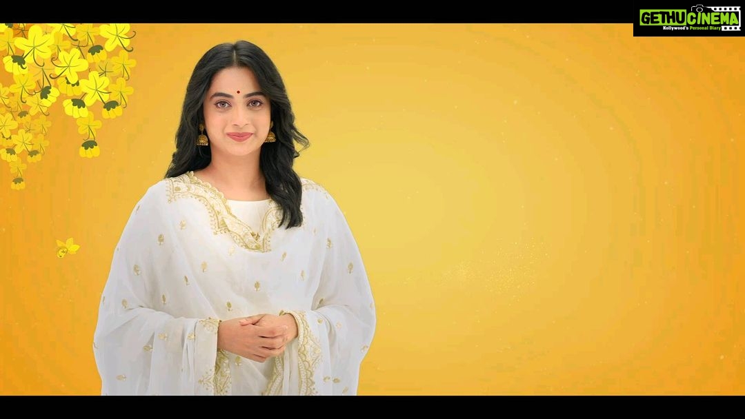 Namitha Pramod Instagram - മനം നിറയ്ക്കട്ടെ കണിയും കൈനീട്ടവും.. എല്ലാവർക്കും എളനാടിന്റെ വിഷു ആശംസകൾ.. 🙌 . . #vishu2023 #vishuspecial #vishukani #vishufestival #happyvishu #ElanaduFoods #ElanaduMilk #feedingalloverkerala #Elanaduproducts