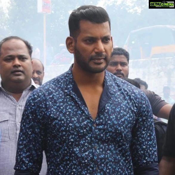 Nandha Durairaj Instagram - Actor @actorvishalofficial Arrives at Trichy for #LaththiPromotion youtu.be/0pPfP7KLo3M #LaththiTrailer ▶️ #LaththiFromDec22nd #Vishaltrichyvisit @rana_productions_ @nandaa_actor @actorramana_official @u1recordsoffl @jpr__films @balasubramaniem_dop @adityamusicindia @dir_vinothkumar @thesunainaa @johnsoncinepro