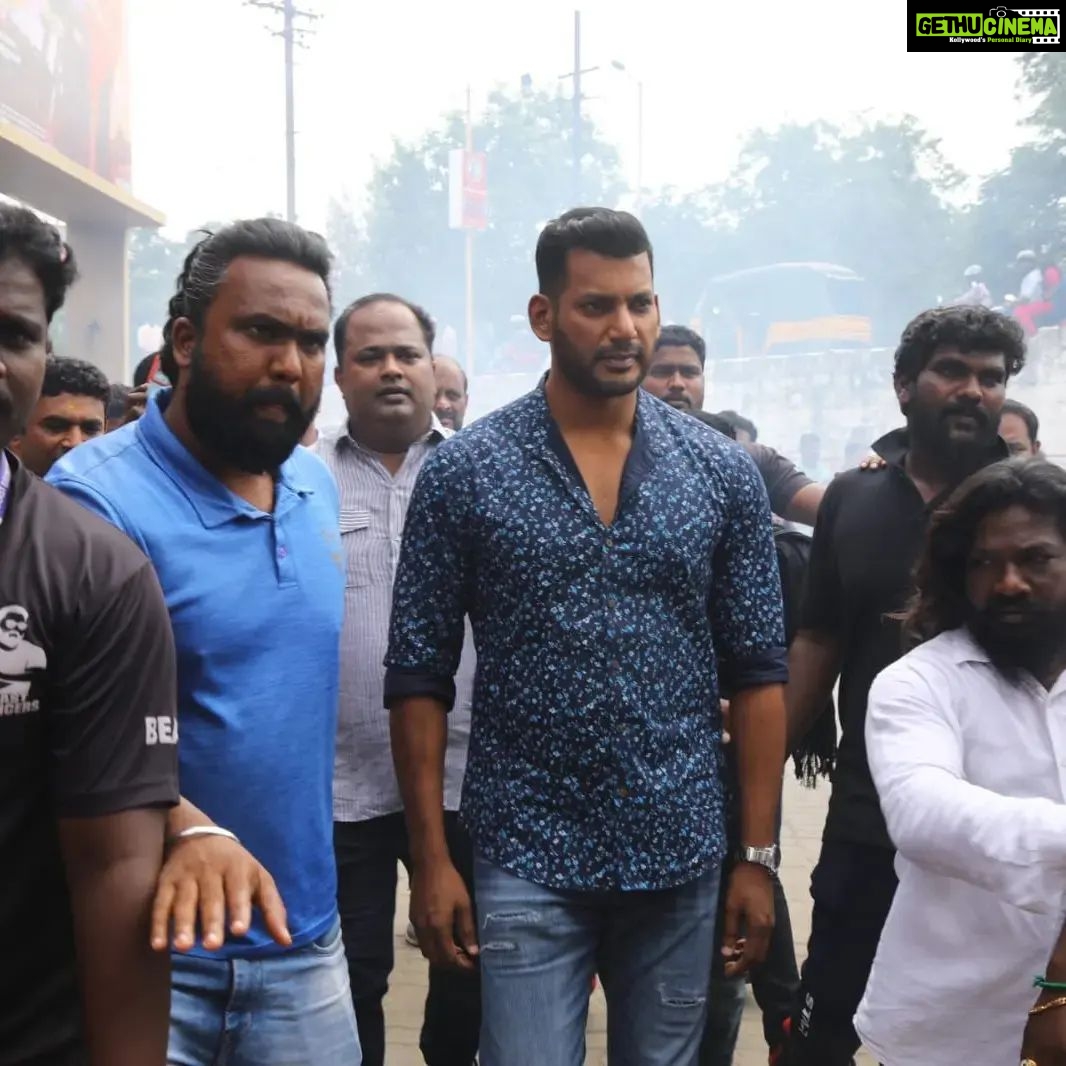 Nandha Durairaj Instagram - Actor @actorvishalofficial Arrives at Trichy for #LaththiPromotion youtu.be/0pPfP7KLo3M #LaththiTrailer ▶️ #LaththiFromDec22nd #Vishaltrichyvisit @rana_productions_ @nandaa_actor @actorramana_official @u1recordsoffl @jpr__films @balasubramaniem_dop @adityamusicindia @dir_vinothkumar @thesunainaa @johnsoncinepro