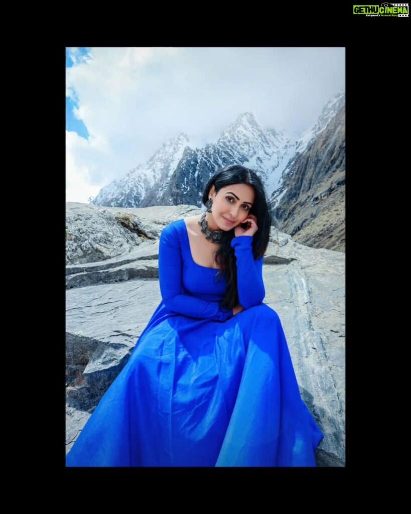 Nandini Rai Instagram - Colours are the smiles of the nature #colours #nature #himalayas #snow #nofilter Badrinath Dham