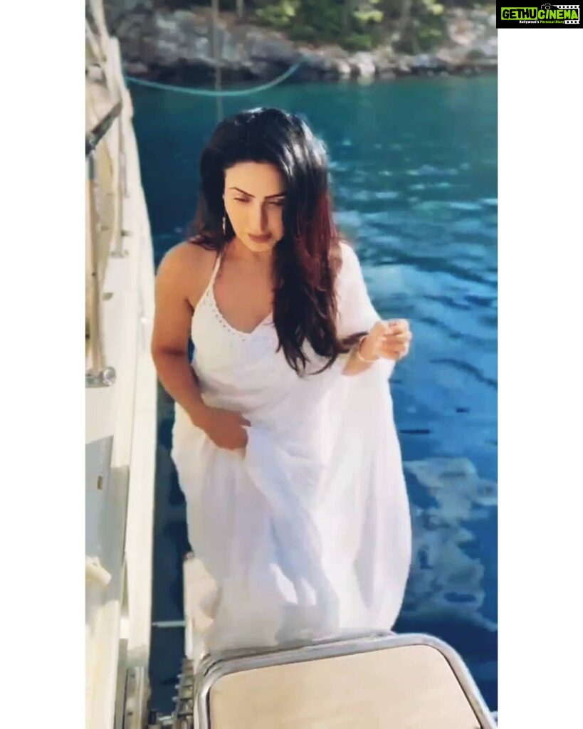 Nandini Rai Instagram - Just saree feels....... #sea #reelitfeelit❤❤ #saree #loveit İstanbul Turkey